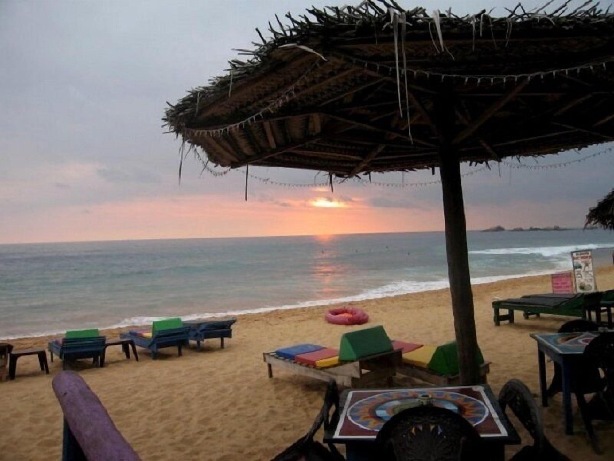 Time N Tide Beach Resort Hikkaduwa Exterior foto