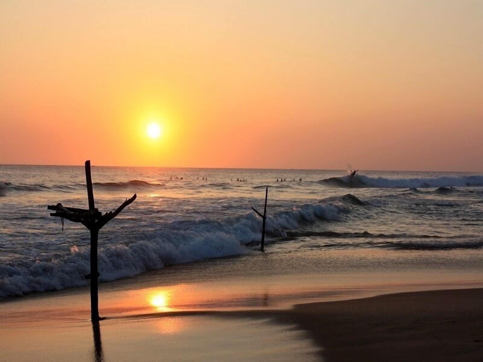Time N Tide Beach Resort Hikkaduwa Exterior foto
