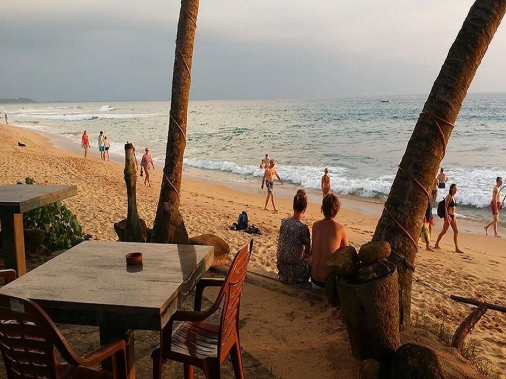 Time N Tide Beach Resort Hikkaduwa Exterior foto