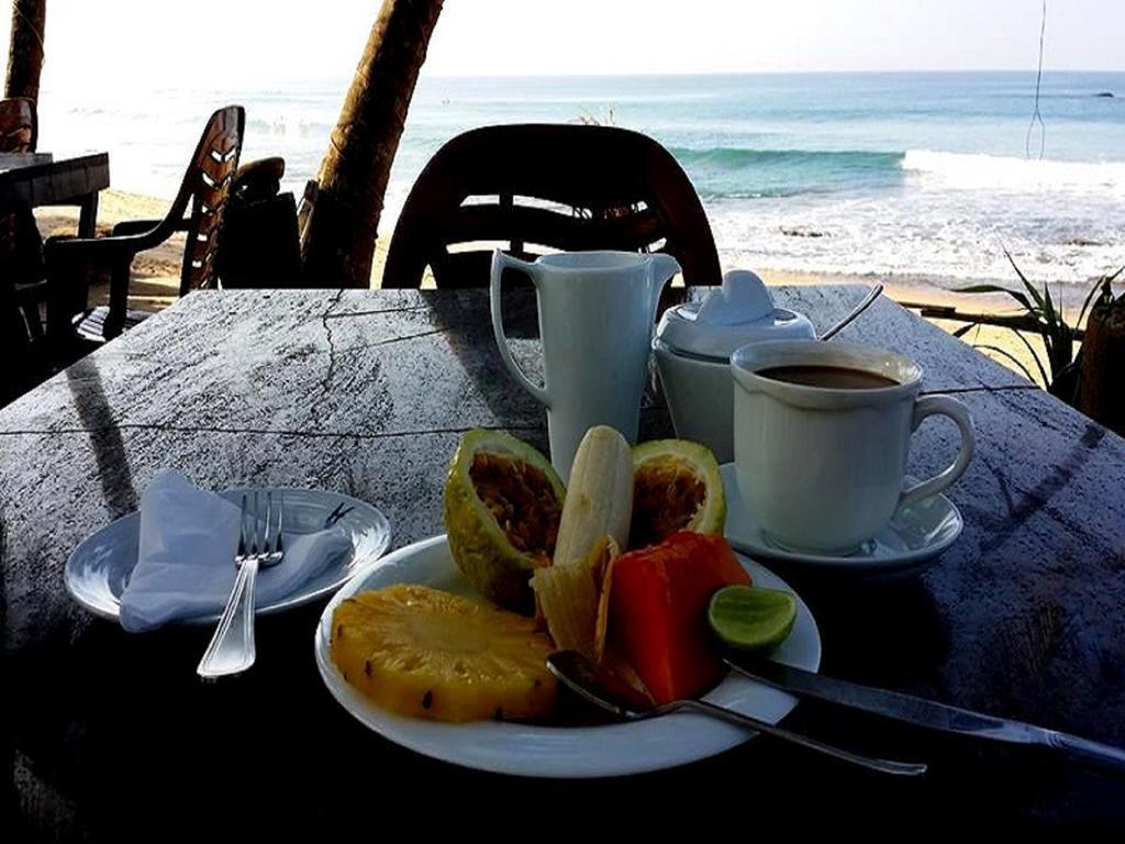 Time N Tide Beach Resort Hikkaduwa Exterior foto