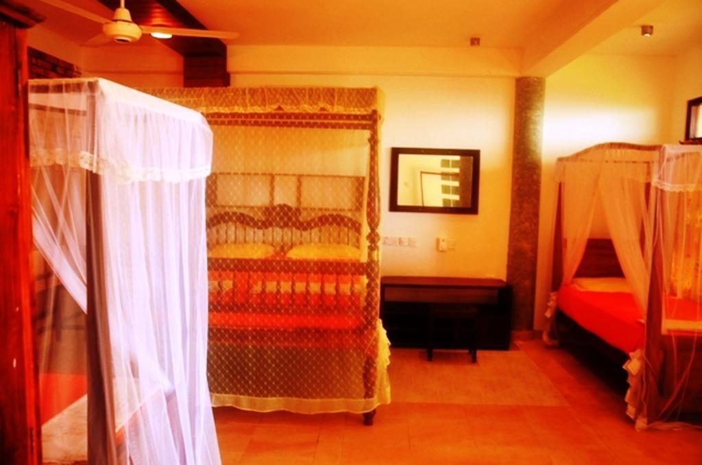 Time N Tide Beach Resort Hikkaduwa Exterior foto