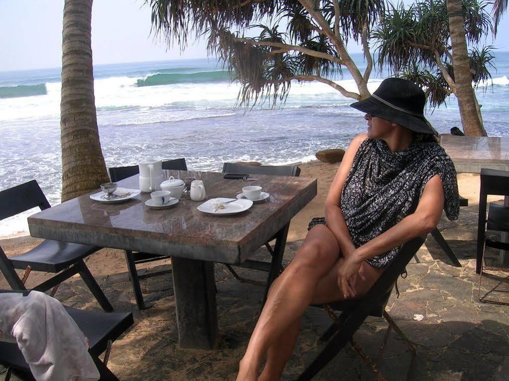 Time N Tide Beach Resort Hikkaduwa Exterior foto